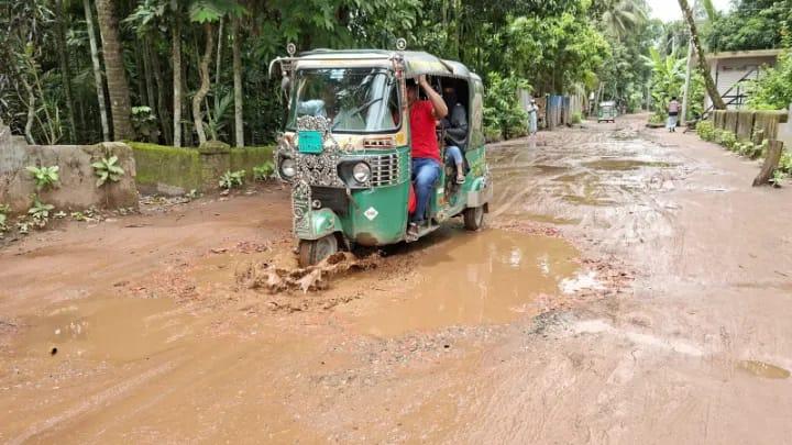 দালালবাজার–মীরগঞ্জ সড়কের বেহাল দশা, তিন উপজেলার মানুষের চরম ভোগান্তি